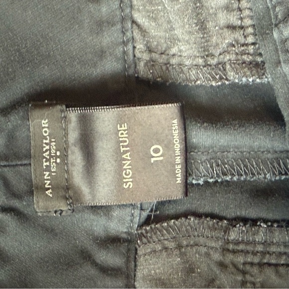 Ann Taylor Signature Black Shorts - Picture 4 of 5